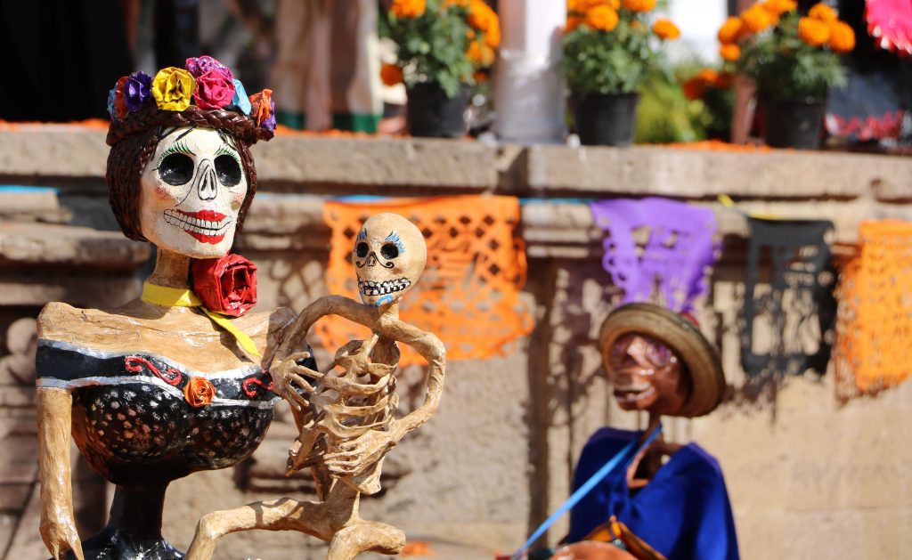 Fête des morts au Mexique : sculptures de squelette